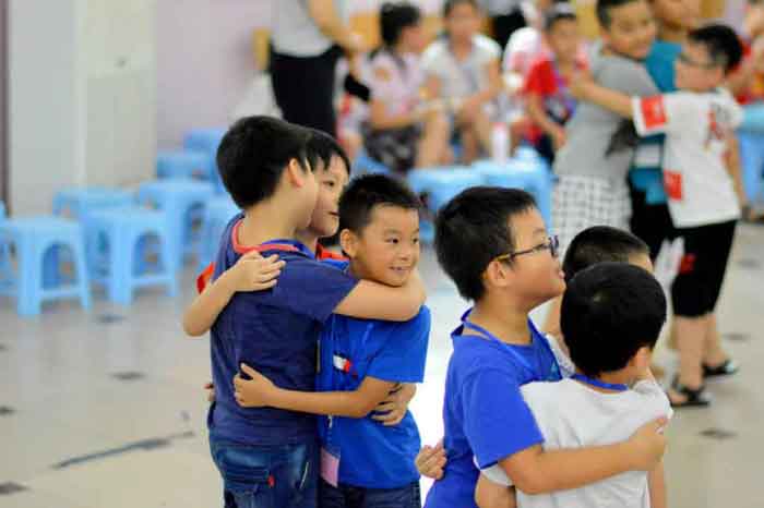 Học sinh giao lưu đoàn kết
